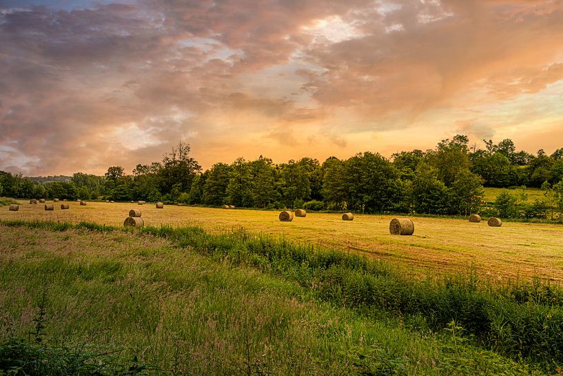 Landschaft mit Heuballen bei Sonnenuntergang von Kok and Kok