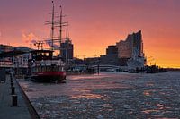 Hamburg - Elbphilharmonie (Elphi) und Landungsbrücken