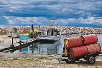 Pêcheur dans le petit port de Katelios
