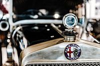 Alfa Romeo Milano-Emblem und Kühlerschmuck