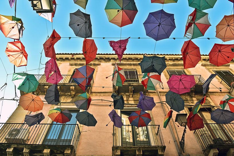 Bunte Regenschirme am Himmel über Catania von Silva Wischeropp