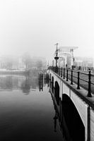 Skinny Bridge Amsterdam an einem nebligen Morgen.