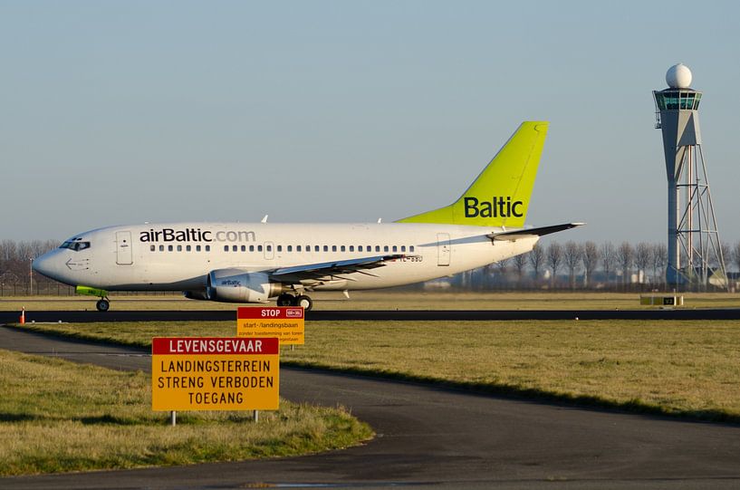 Boeing 737 d'Air Baltic sur Polderbaan (Schiphol) par Beeldwaardig