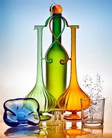 stilleven met kleurrijk glaswerk