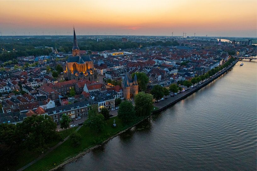 Vieille ville de Kampen sur la rivière IJssel lors d'un coucher de soleil en été par Sjoerd van der Wal Photographie