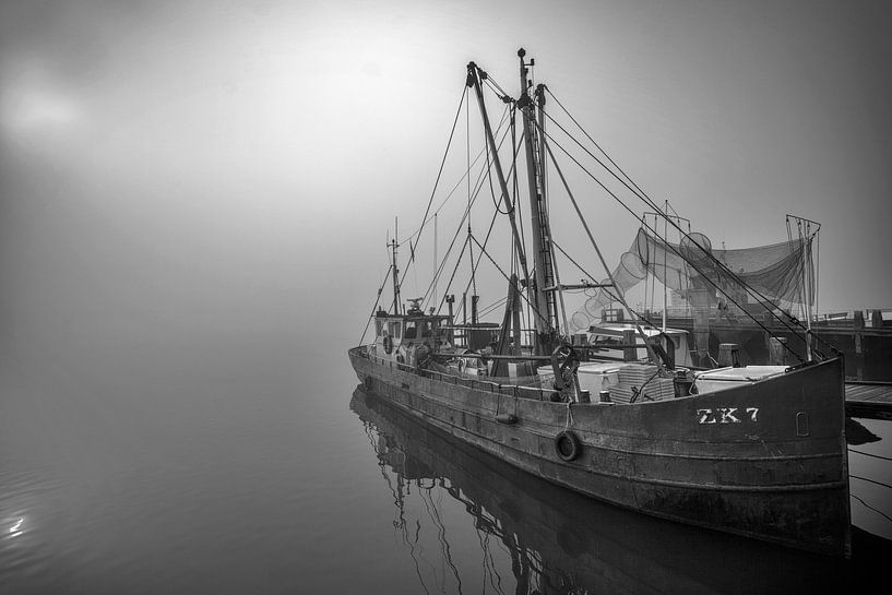 Boat in the fog Netherlands par Peter Bolman