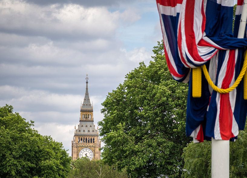 Blick auf den Tower of Parliament (Big Ben) in London, im Hintergrund mit einer britischen Flagge da von Carlos Charlez