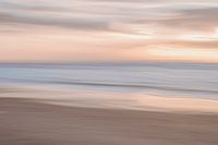 Tirage d'art abstrait longue exposition beige et bleu pastel - couleurs neutres photographie de