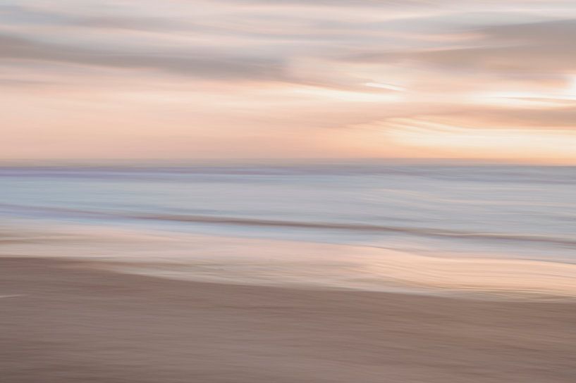 Tirage d'art abstrait longue exposition beige et bleu pastel - couleurs neutres photographie de par Christa Stroo photography