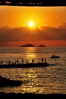 Menschen genießen den Sonnenuntergang auf Ibiza - Spanien