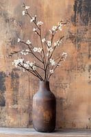 Branches de fleurs dans un vase rustique