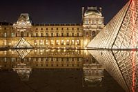 Louvre in Paris während der Nacht