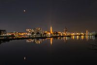 Skyline de nuit Roermond avec lune de sang.