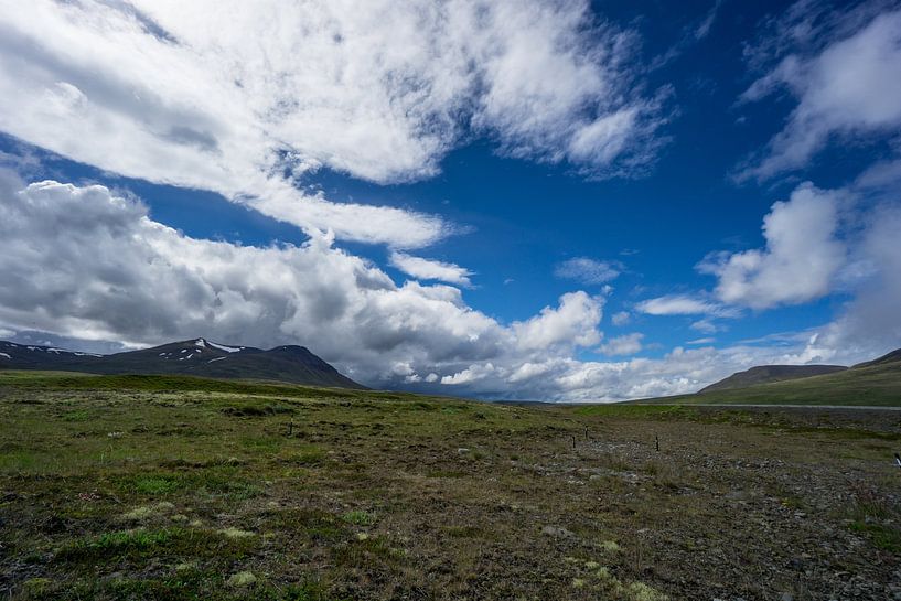 Island - Blauer Himmel mit Sonne und dunkle Wolken mit Gewitter von adventure-photos