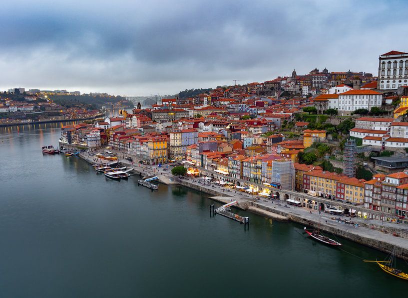 Farbenfrohes Porto und der Fluss Douro in Portugal von Teun Janssen