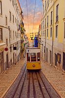 Traditionelle Bica-Straßenbahn  bei Sonnenuntergang, Lissabon 