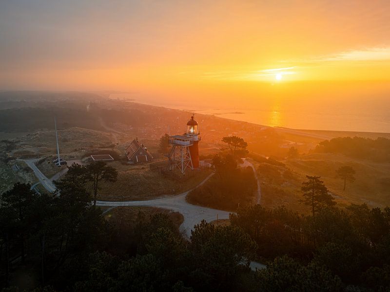 Phare de Vlieland au lever du soleil - Lumière magique sur les îles Wadden par Thomas Bartelds