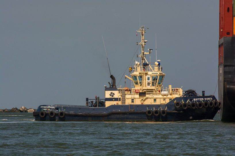 Remorqueur pendant le transfert du câble de remorquage. par scheepskijkerhavenfotografie