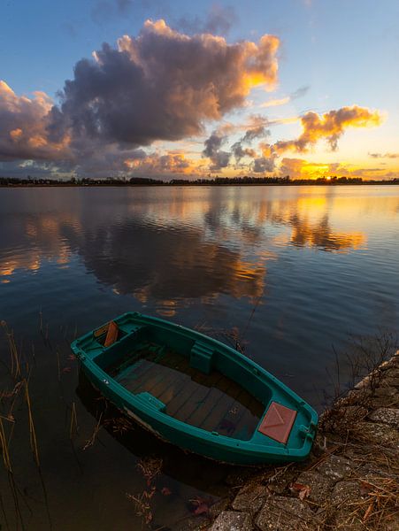 Wolken reflectie aan het meer van peterheinspictures