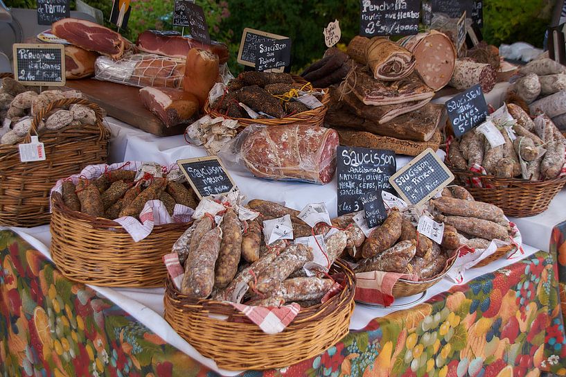 Saucisses sur un marché français par Ad Jekel