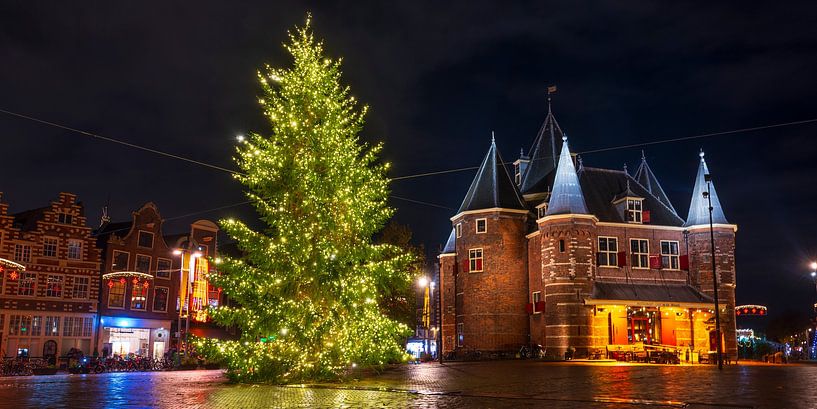 Amsterdam Waag auf dem Nieuwmarkt mit einem Weihnachtsbaum von Sjoerd van der Wal Fotografie