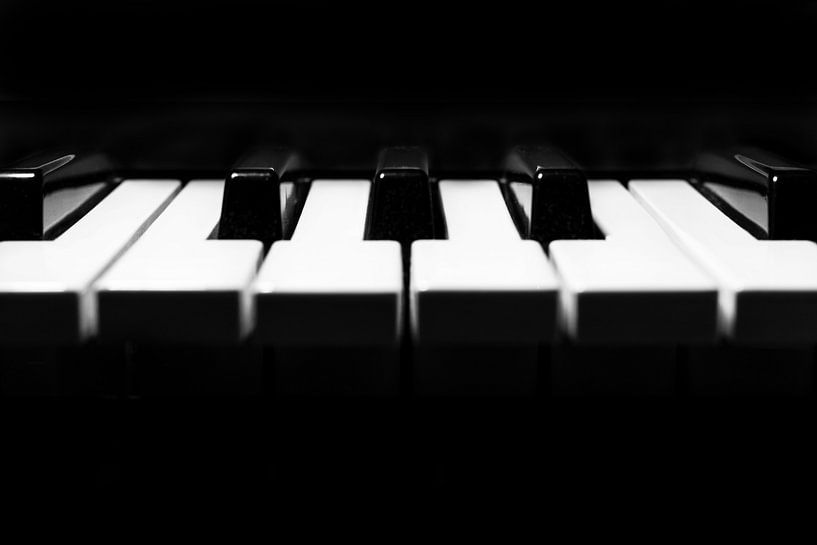 Clavier de piano en gros plan minimaliste noir et blanc par Andreea Eva Herczegh
