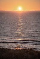 Sonnenuntergang mit nebligen Bedingungen auf See und Reflexion