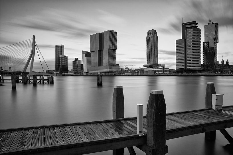 rotterdam skyline in schwarz-weiß von Ilya Korzelius