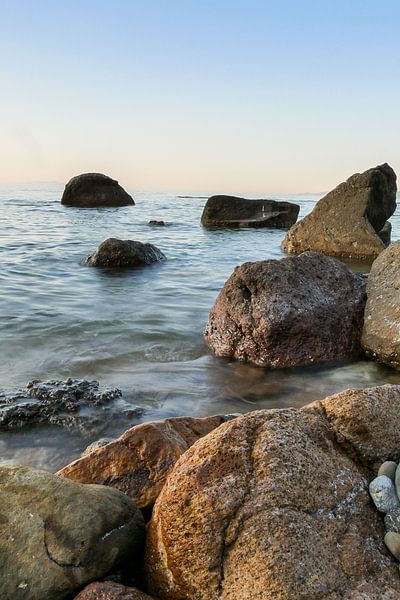 stenen in de zee met zachte lucht van Eline Oostingh