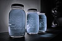 Glasgefäß in blauem Licht