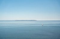 Segeln zu einer Insel im Meer