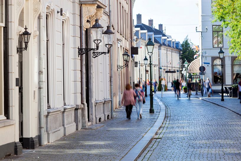 Nostalgische Straße mit Menschen in Bewegung in Breda von Peter de Kievith Fotografie