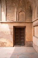 Mur beige et porte brune au Fort Rouge d'Agra