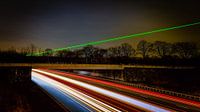 Laserlicht über der Autobahn. Aufnahme mit Langzeitbelichtung