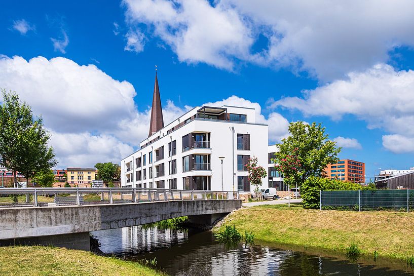 Moderne gebouwen en Petrikirche in de Hanzestad Rostock van Rico Ködder