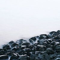 Eine Gruppe von Steinen, die zusammen einen Wellenbrecher bilden (Meereslandschaft)