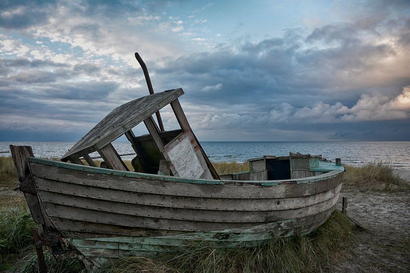 Verlassenes Fischerboot von Joachim G. Pinkawa