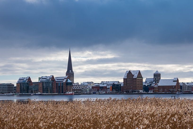 Blick über die Warnow auf Rostock im Winter von Rico Ködder