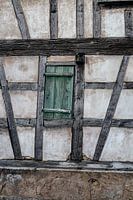 Encadrement de porte vert pétrole maison France pièce 1/2