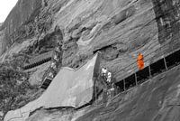 Sigiriya-Felswand mit Mönch und Touristen, Sri Lanka