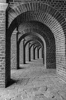 Schöne Arkadenstraße in Schwarz-Weiß