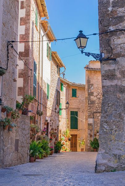 Rue romantique dans le vieux village de Valldemossa à Majorque, Espagne Îles Baléares par Alex Winter