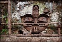 Metallgesicht in verlassener Fabrik