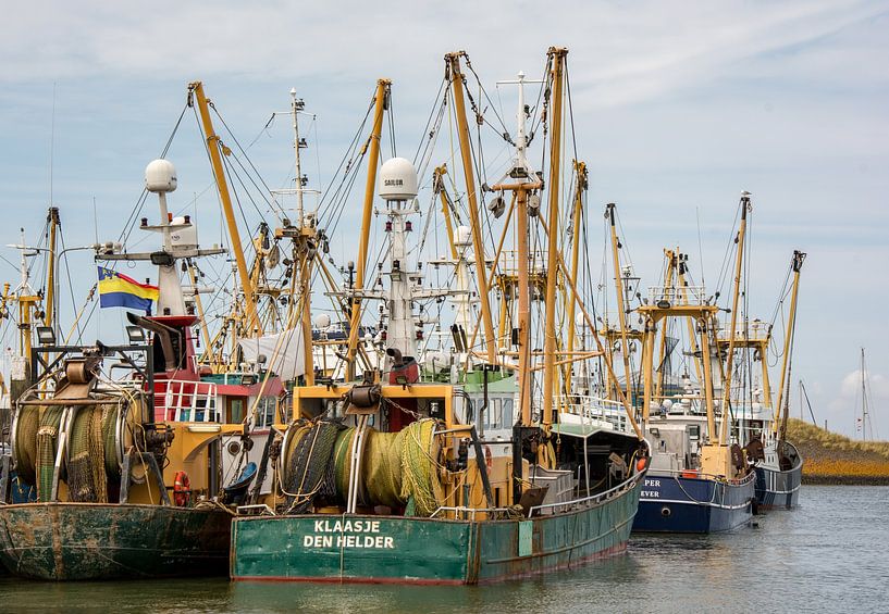 Bateaux de pêche dans le port de Den Oever. par scheepskijkerhavenfotografie