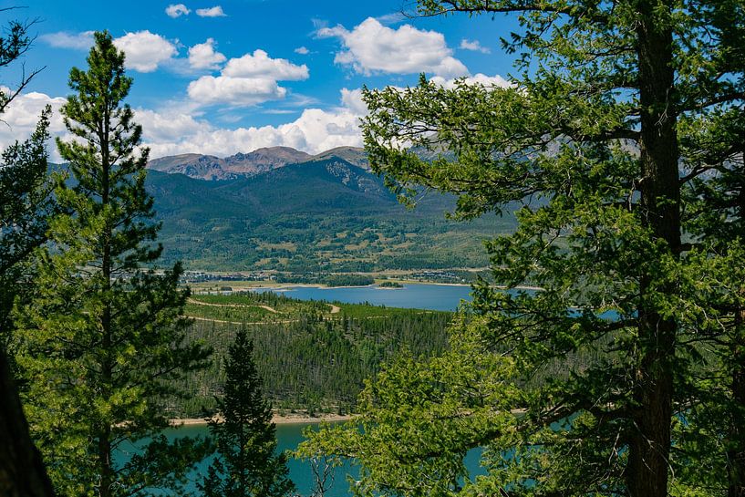 Dillon Reservoir omringd door bomen van Louise Poortvliet