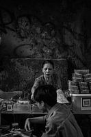 Femme asiatique dînant au marché