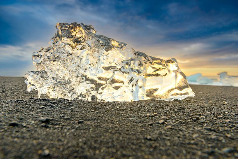 Forme de glace échouée sur la plage de Diamond Beach en Islande par Sjoerd van der Wal Photographie