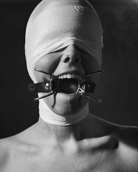 photo fétichiste belle femme avec bague bâillon dans la bouche par Photostudioholland