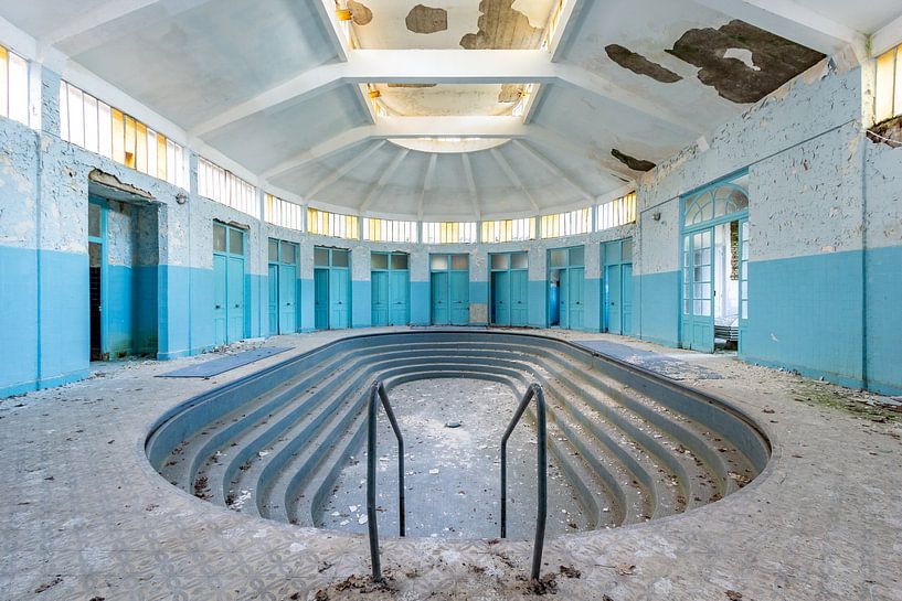 Abandoned swimming pool by William Linders