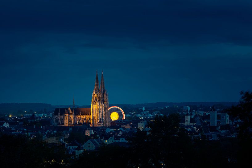 Überblick über das nächtliche beleuchtete Regensburg mit dem Oktoberfest Riesenrad am Ernst-Reuter-P von Robert Ruidl